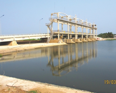 Cống Sơn Đốc 2 (Bến Tre) - Cống lộ thiên bằng bê tông cốt thép, đóng mở bằng van tự động 2 chiều