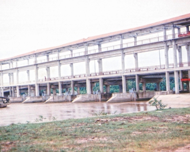 Cống Vĩnh Kim (Trà Vinh) - 6 cửa, 10M, nằm giữa  lòng sông  (1)