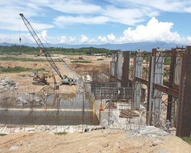 Thi công cụm lấy nước và cống xả cát