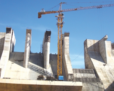 Đập dâng H Max = 51M, Đập tràn 3 cửa van cung x 9 M, Bê tông hở = 130.000 M3