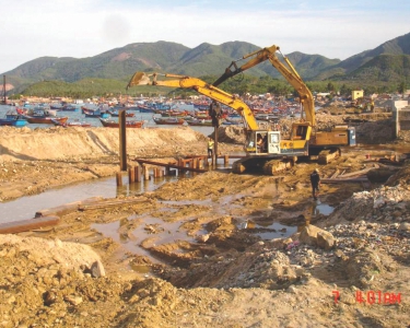 Đóng cừ thép thi công kè chắn biển bằng búa rung thủy lực