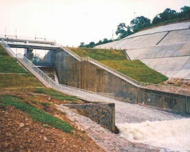 Hồ chứa nước Dương Đông (Phú Quốc) - Đập tràn đang xả lũ