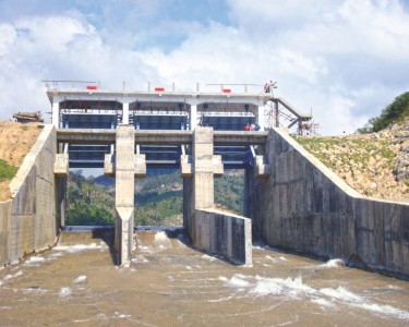 Hồ chứa nước Hoa Sơn - Đập tràn đang xả lũ