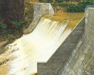 Xả lũ qua đập tràn Thủy điện A Vương (Quảng Nam)